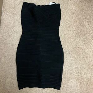 Black slimming strapless dress.